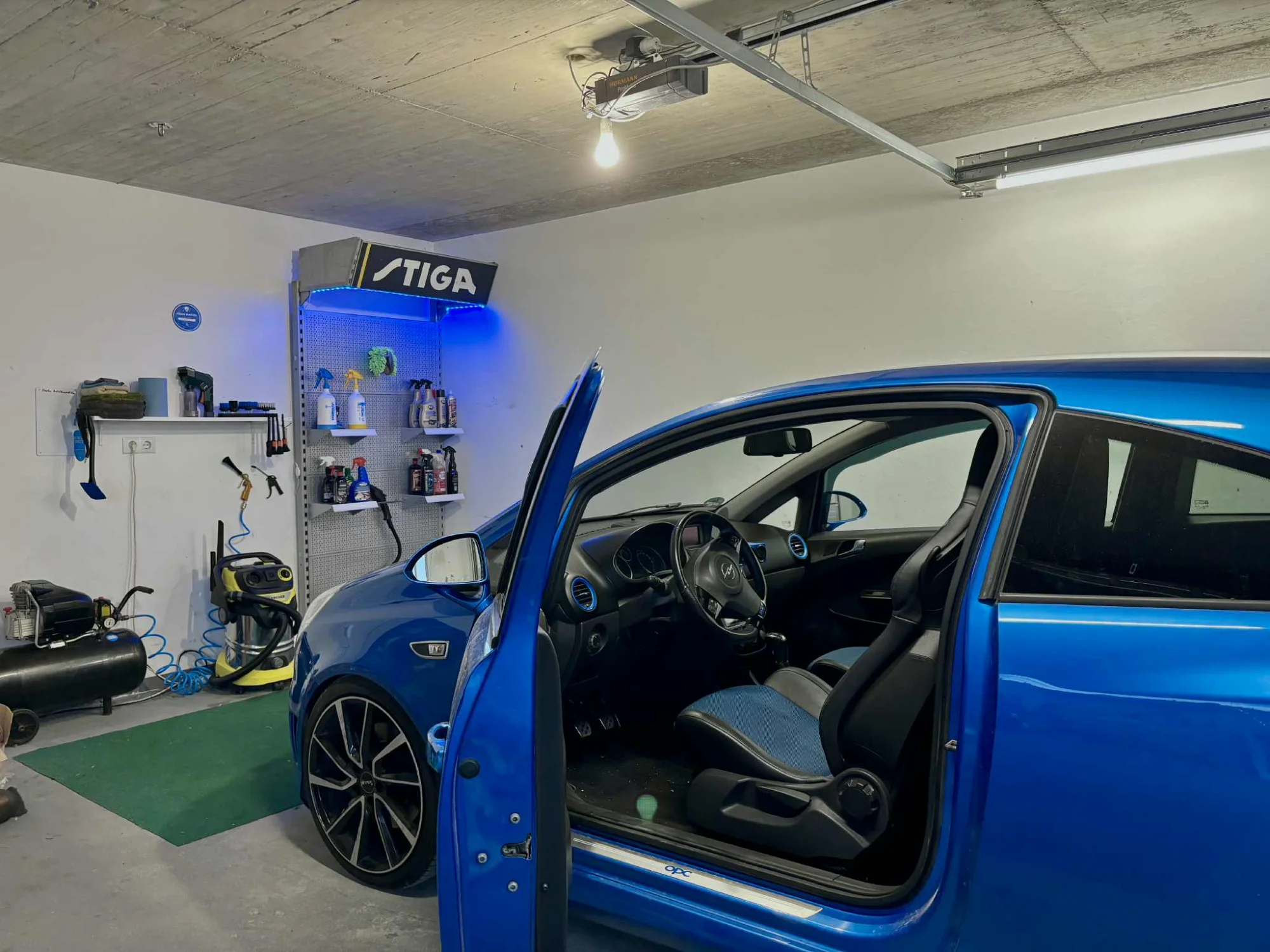 Színes kék autó műhelyben